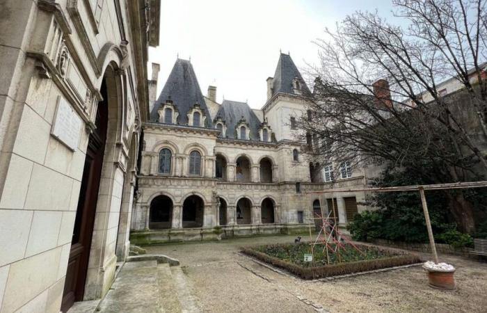 The ghosts of the Henri II house in La Rochelle (17)