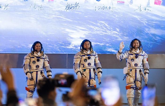 Chinese crew flies to Tiangong station