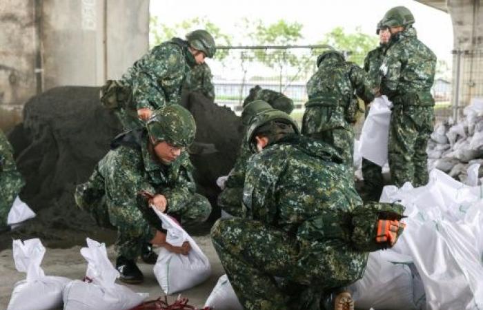 Five-meter waves and thousands of evacuees as typhoon approaches