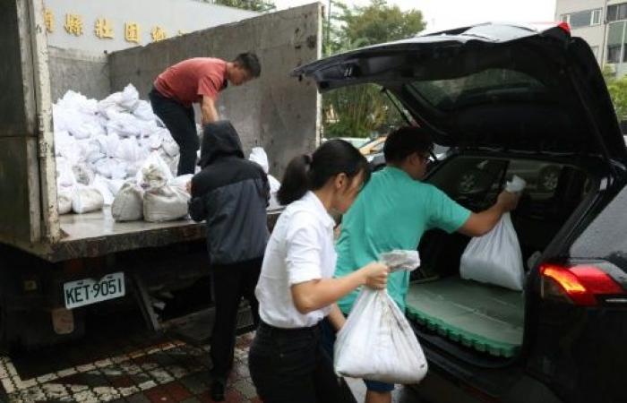 Five-meter waves and thousands of evacuees as typhoon approaches