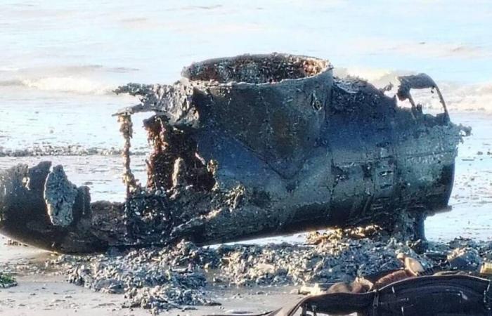 An extremely rare German torpedo launcher, 8 m long, discovered on a beach in Calvados