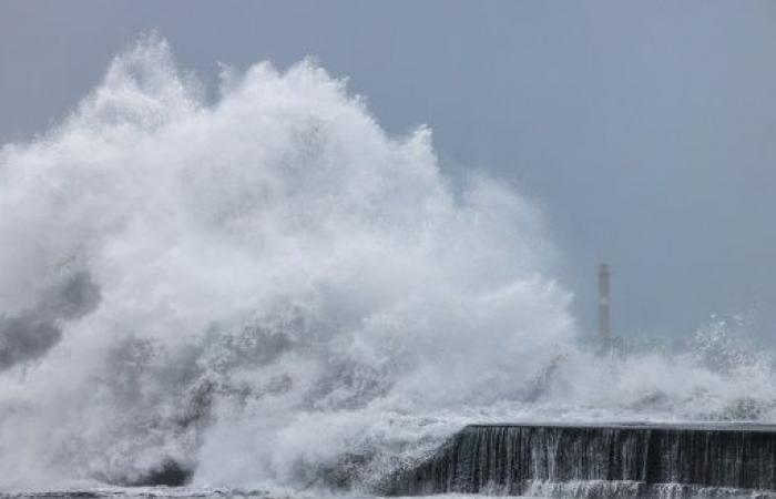 Five-meter waves and thousands of evacuees as typhoon approaches