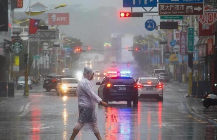 In Taiwan, powerful typhoon Kong-rey leaves at least one dead and 250 injured