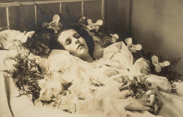 Posthumous, postmortem photographs and afterlife relics