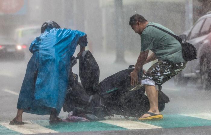 Powerful typhoon Kong-rey hits Taiwan