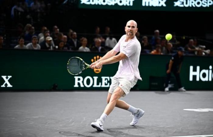 Adrian Mannarino gives in to Jordan Thompson in the round of 16 at the Rolex Paris Masters