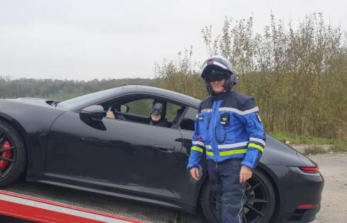 VIDEO. Arrested for speeding, Batman poses for the police