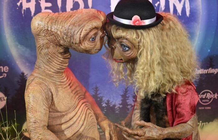 Heidi Klum's breathtaking costume in ET, Steven Spielberg's iconic alien