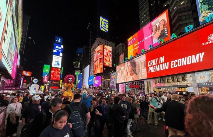 Iconic ‘Day of the Dead’ Skeleton Visits Times Square