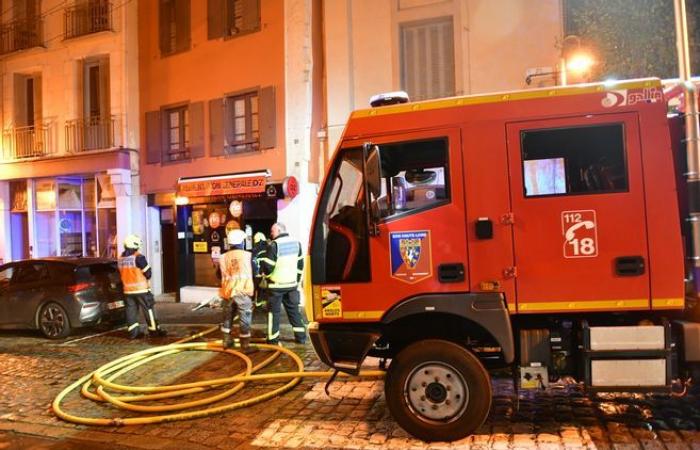 A night grocery store ravaged by fire in Puy-en-Velay