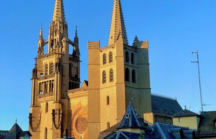 In brief in Lozère: visit to the cathedral and its bell tower, meal at the Fnaca, Nordic walking…