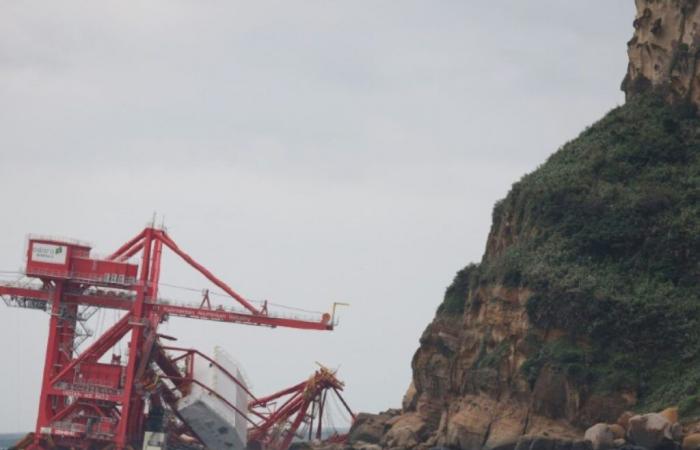 Taiwan: race against time to extract fuel from a stranded Chinese cargo ship