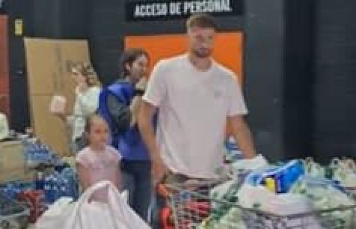 Valencia footballers took part in a food drive