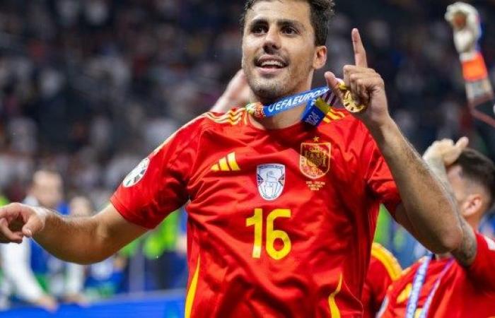 Rodri Hernández receives the Ballon d’Or and… thanks God!