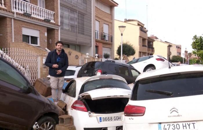 Floods in Spain: residents of Sedavi forced to step over “car graveyard” to reach their homes