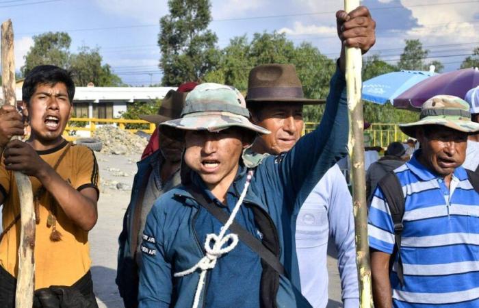 In Bolivia, Morales supporters take soldiers hostage