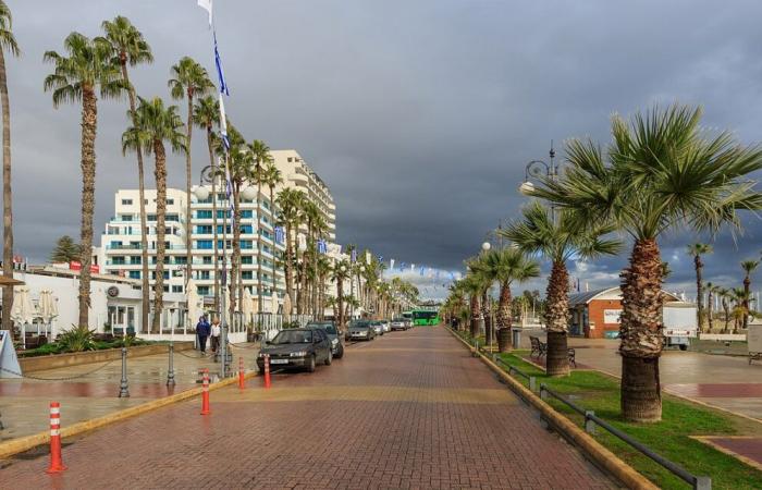 In Larnaca, around thirty Israelis run for the hostages