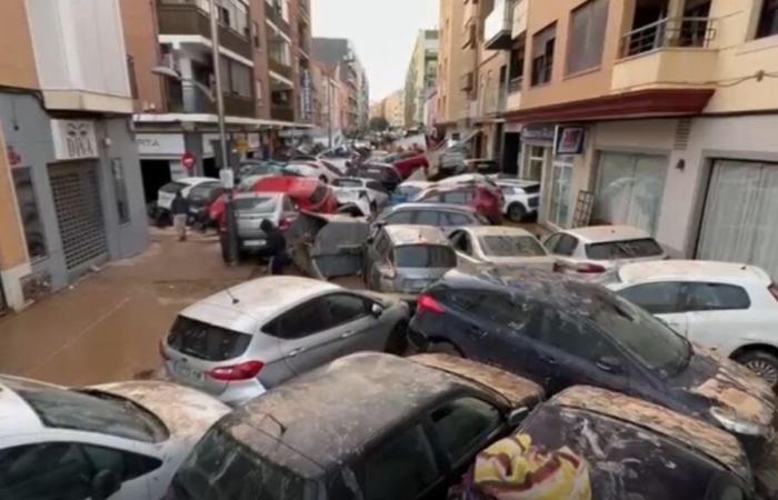 Sedaví becomes a car cemetery after the passage of DANA