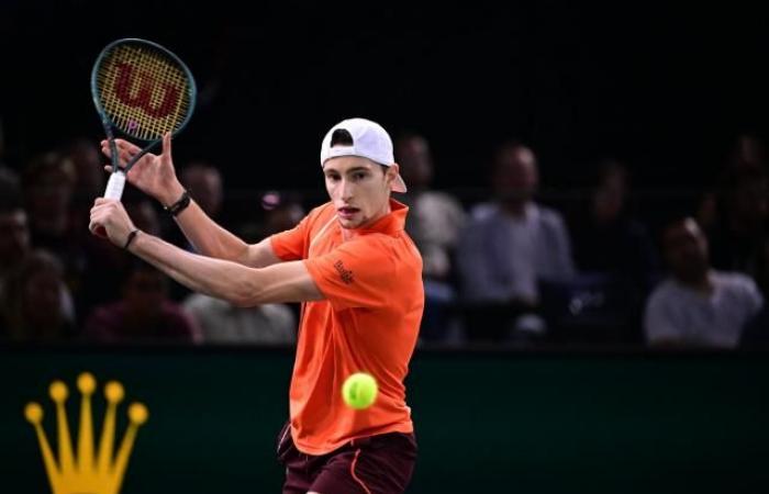 Ugo Humbert masters Jordan Thompson and reaches the semi-finals of the Rolex Paris Masters