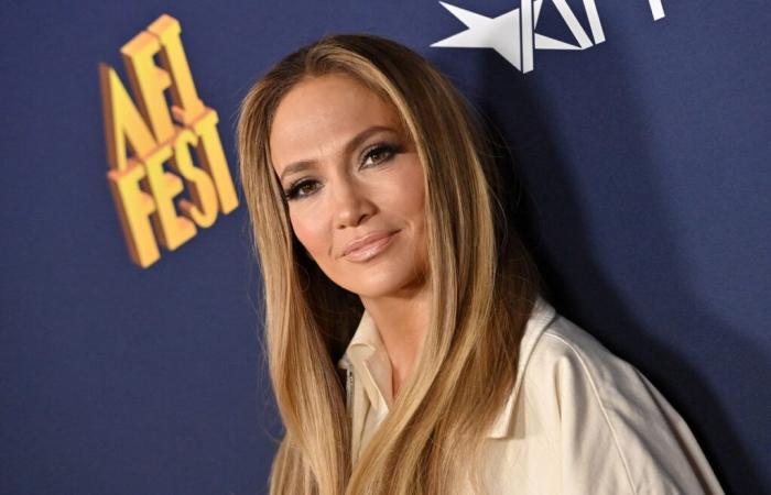 Jennifer Lopez bombarded with questions, she takes her legs around her neck