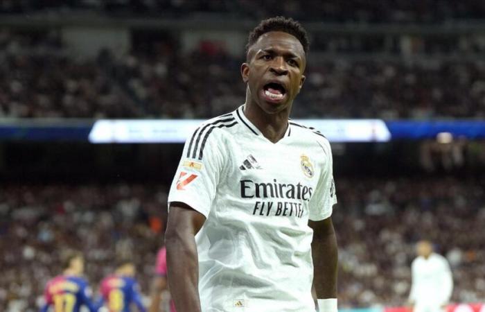 Brazil coach comes to Vinicius' aid