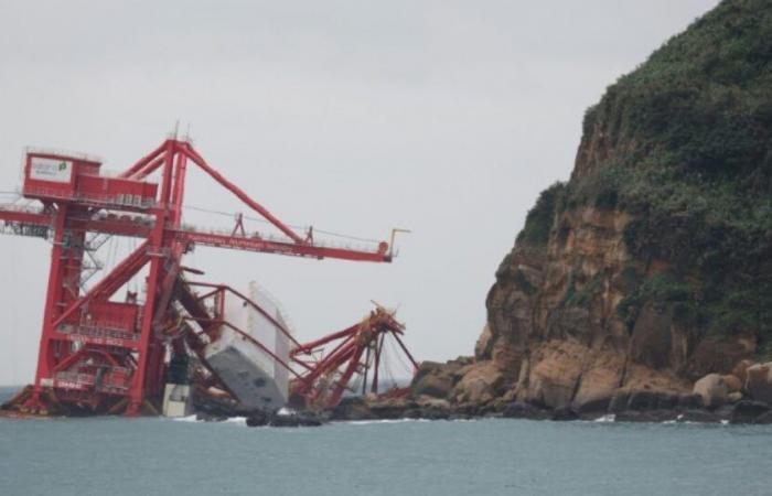 Taiwan: race against time to extract fuel from a stranded Chinese cargo ship: News