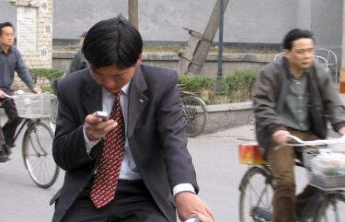 Japan: prison if you phone by bike