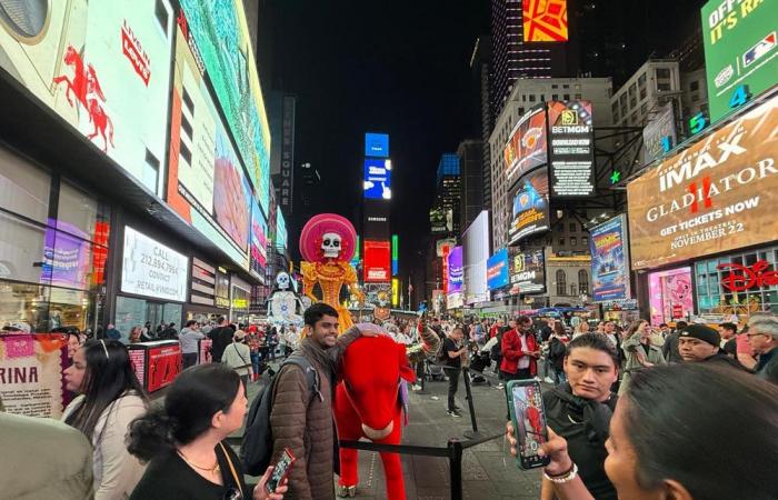 Iconic ‘Day of the Dead’ Skeleton Visits Times Square