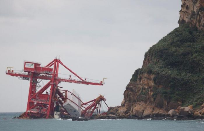 race against time to extract fuel from a stranded Chinese cargo ship