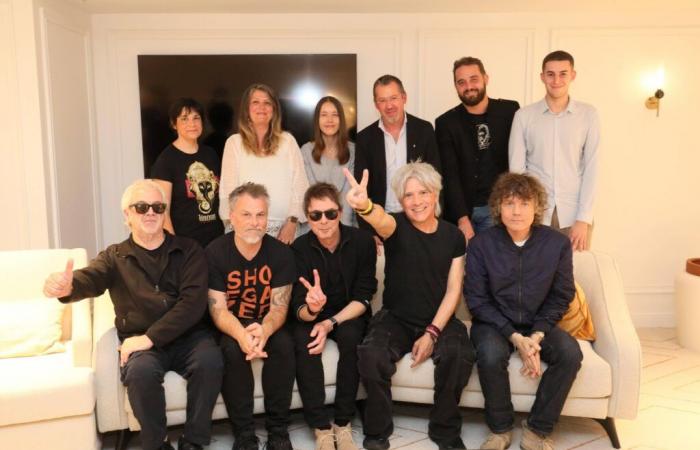 Before the NRJ Music Awards this Friday evening, the legendary group Indochine went to meet our readers in Cannes