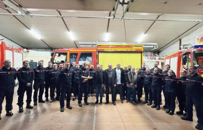 Handover of the keys to the 1st Light Road Emergency Pump-Tonne Van of the Lot firefighters – Medialot