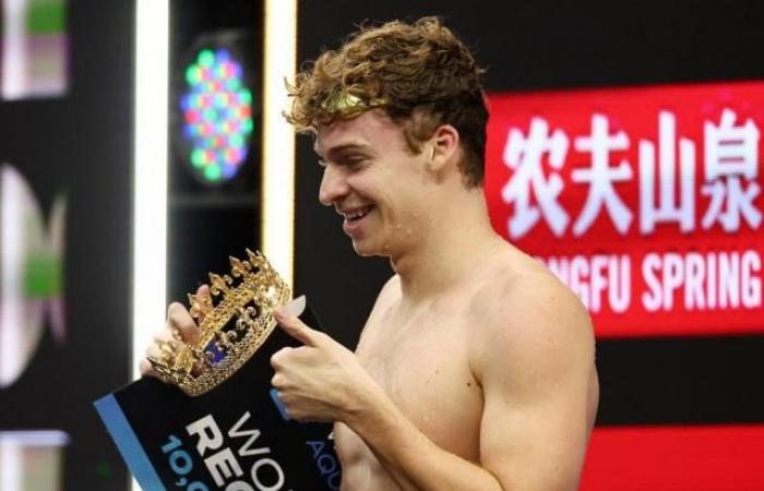 Léon Marchand sets the world record in the 200m medley in short course