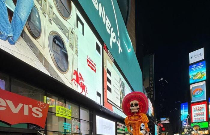 Iconic ‘Day of the Dead’ Skeleton Visits Times Square