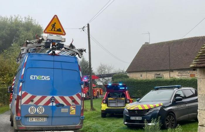 The roof of a farmhouse catches fire in Argenvilliers