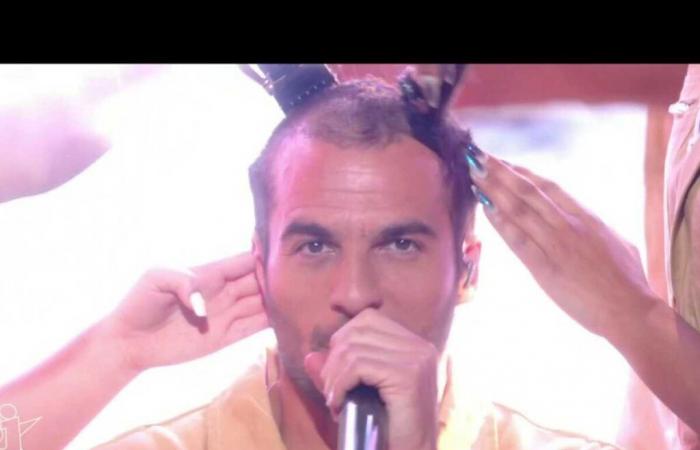 Amir shaves his head on stage at the “NRJ Music Awards” and leaves Nikos Aliagas stunned