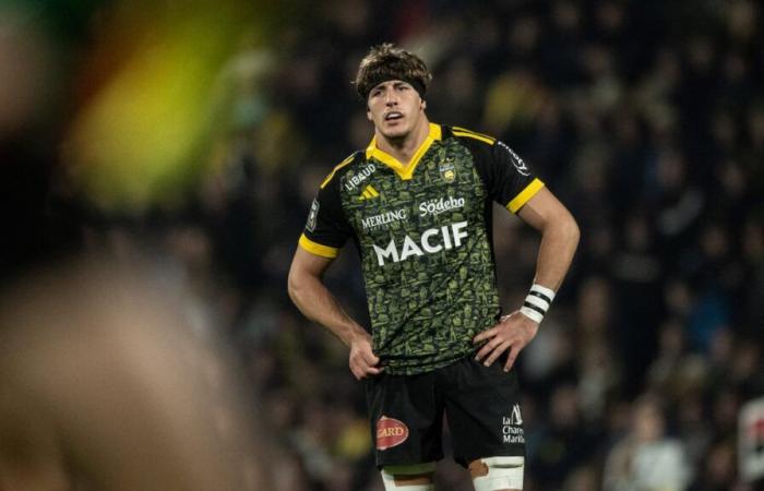 Jegou given a standing ovation by La Rochelle supporters after scoring a try for his return