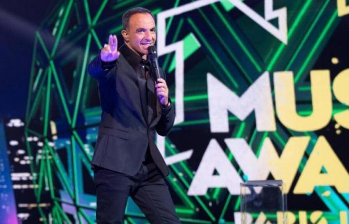 Internet users laughing in front of international stars during the NRJ Music Awards