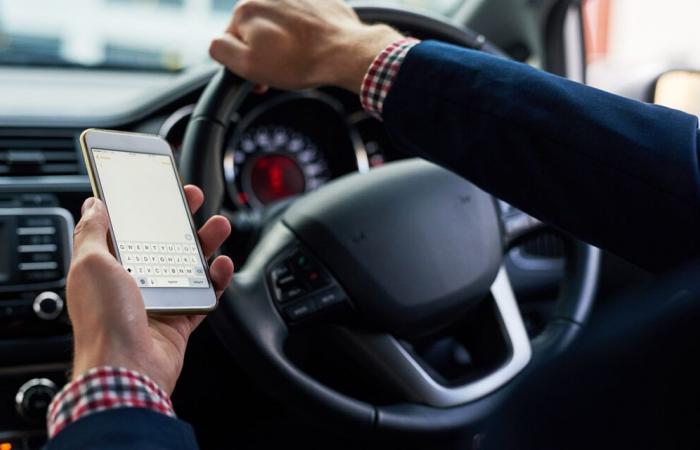 Do you think that using a smartphone while driving is not dangerous? This tool proves you wrong