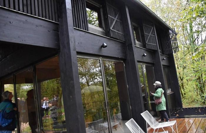 Video. Discovering, in Périgord, an astonishing black wooden house