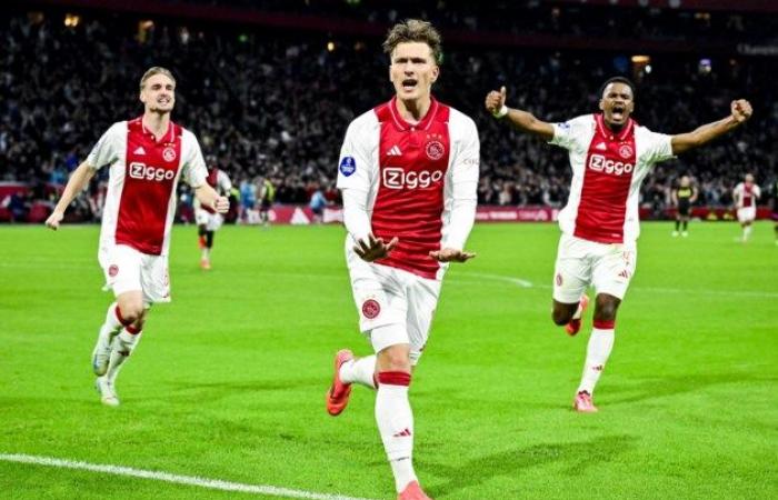 VIDEO. Mika Godts performs magic when coming on as a substitute and gives Ajax the victory in the top match against PSV with a decisive goal