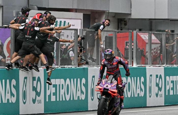 winner of the sprint race in Malaysia, Jorge Martin takes advantage of Bagnaia's fall and approaches the title