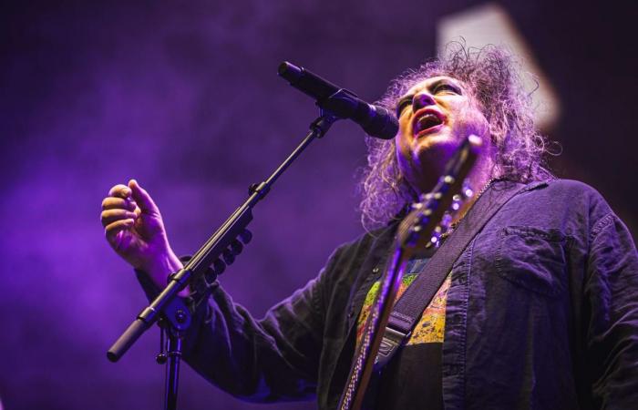 At The Cure concert, the emotion of Robert Smith… and the magic still intact