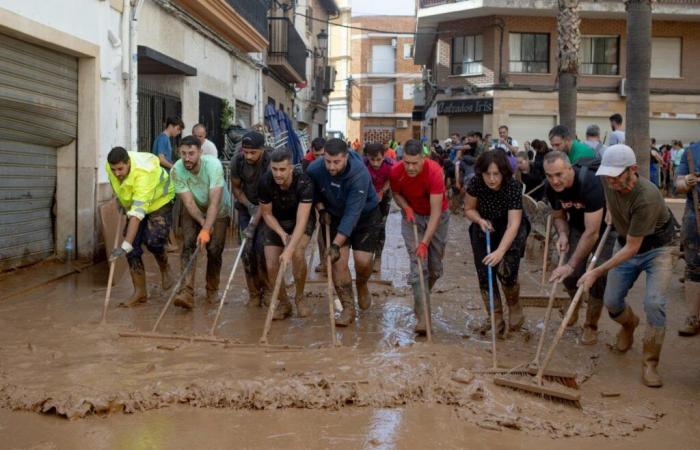 In Spain, in disaster areas, thousands of volunteers come to help