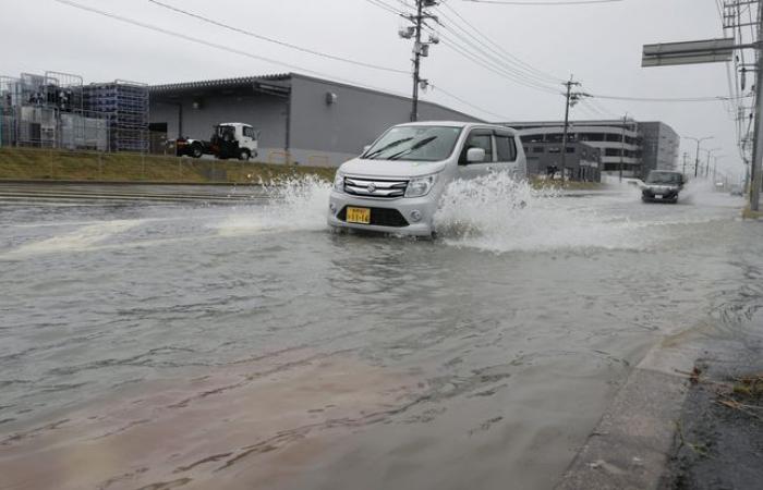 After the passage of a typhoon, 200,000 residents called to evacuate for fear of flooding