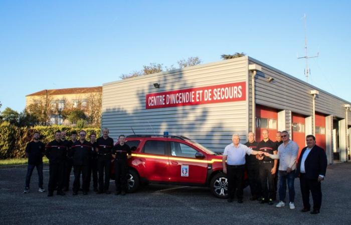 Handing over the keys to the new vehicle at the Saint-Clar Fire and Rescue Center