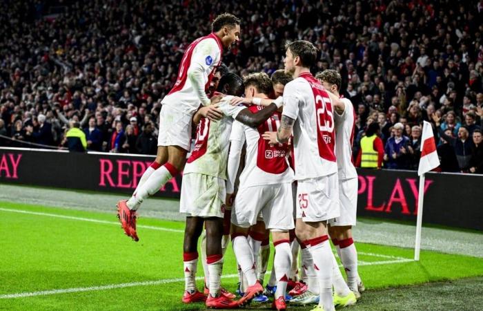 VIDEO. Mika Godts performs magic when coming on as a substitute and gives Ajax the victory in the top match against PSV with a decisive goal