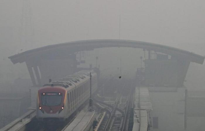 A city closes its schools due to excessive air pollution (photos)