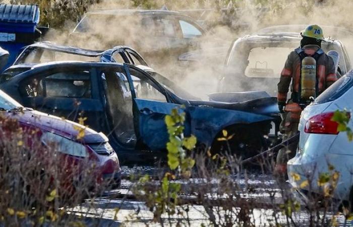 Six vehicles burned in the parking lot of a business in Mont-Royal