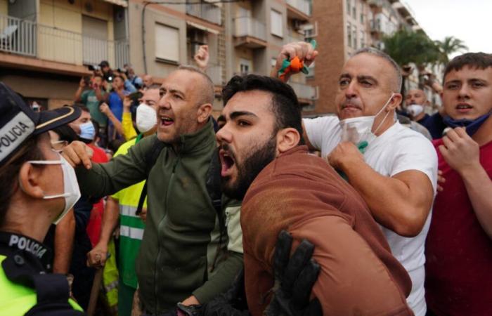 the rowdy visit of the King of Spain, symbol of a devastated and exhausted population