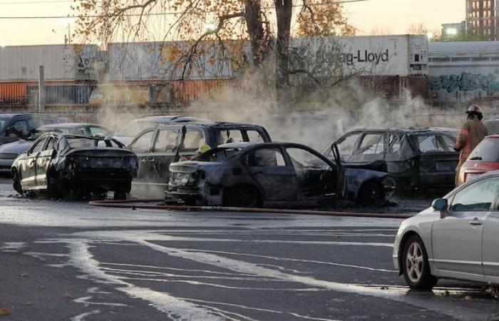 Six vehicles burned in the parking lot of a business in Mont-Royal